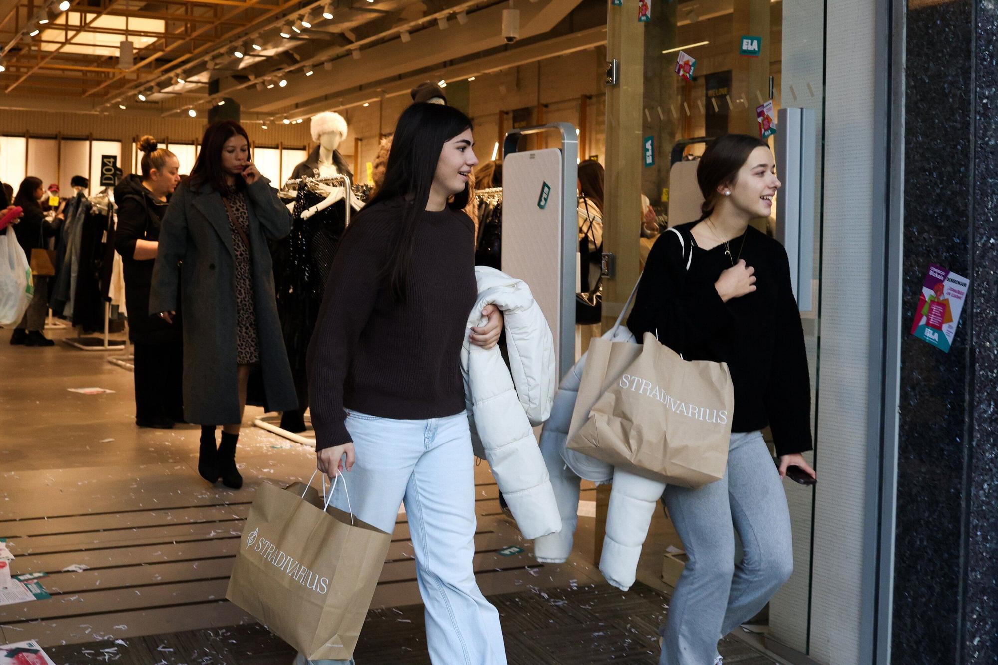 En imágenes: Los bilbainos se echan a la calle por el Black Friday