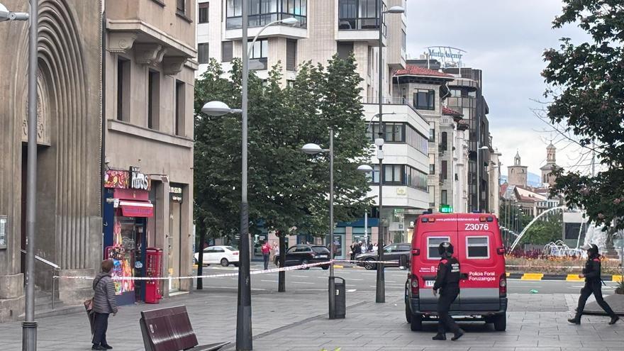 Fotos de la plaza de Merindades de Pamplona, desalojada y acordonada por un maletín sospechoso