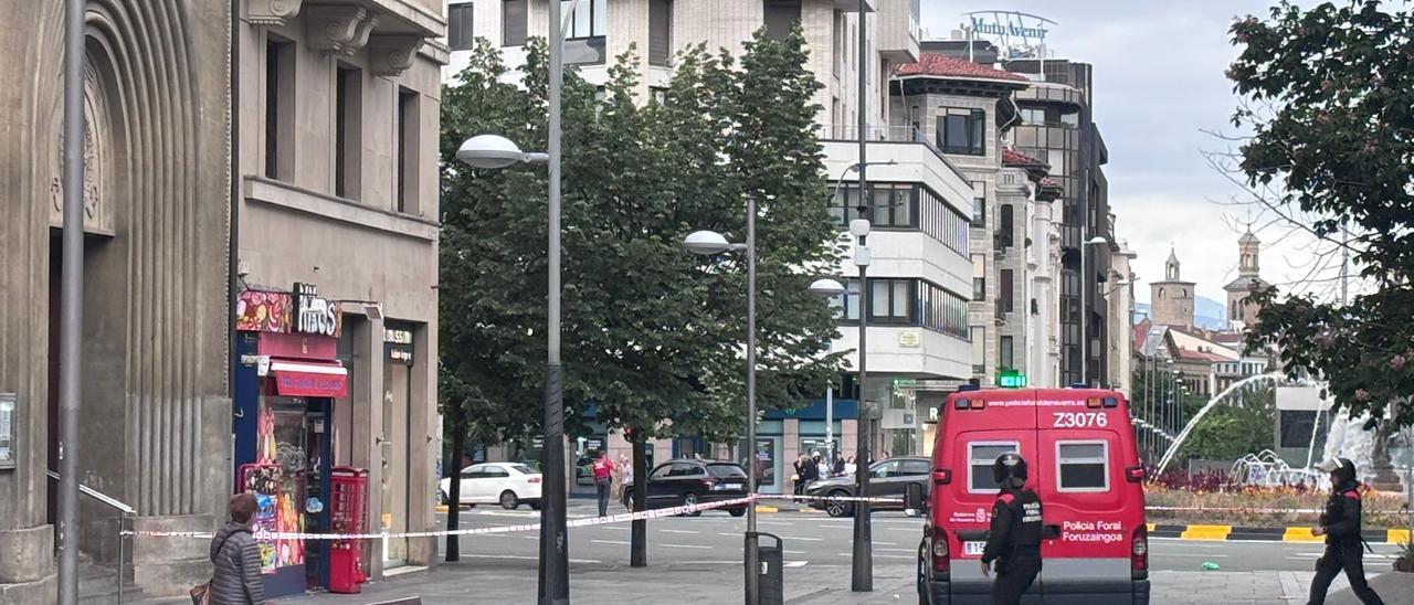 Fotos de la plaza de Merindades de Pamplona, desalojada y acordonada por un maletín sospechoso
