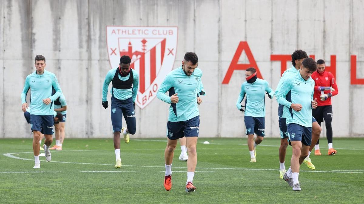 Varios jugadores del Athletic se ejercitan en Lezama.