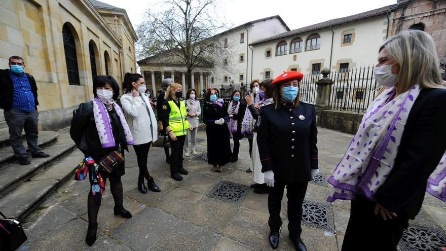 La Asamblea de Mujeres Electas rindió homenaje ayer en Gernika a las mujeres por su trabajo durante la pandemia.