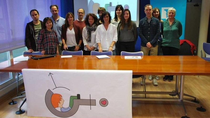 Los integrantes de la Mesa de Prevención con el logotipo que ha diseñado Luna Barquero.