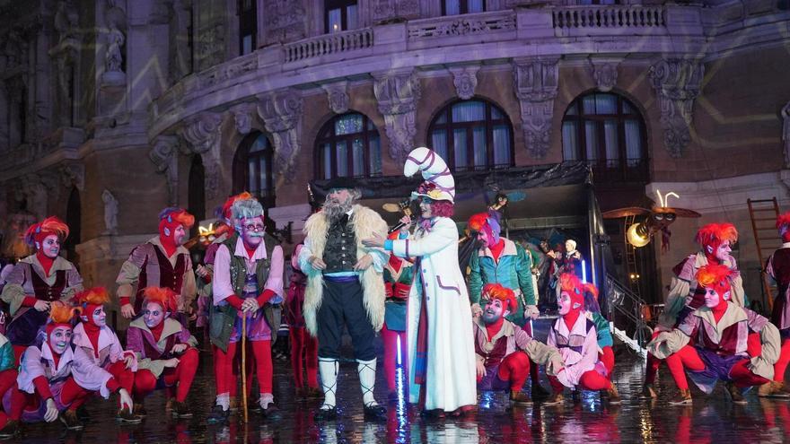 Lluvia de ilusión en la llegada de Olentzero y Mari Domingi a Bilbao