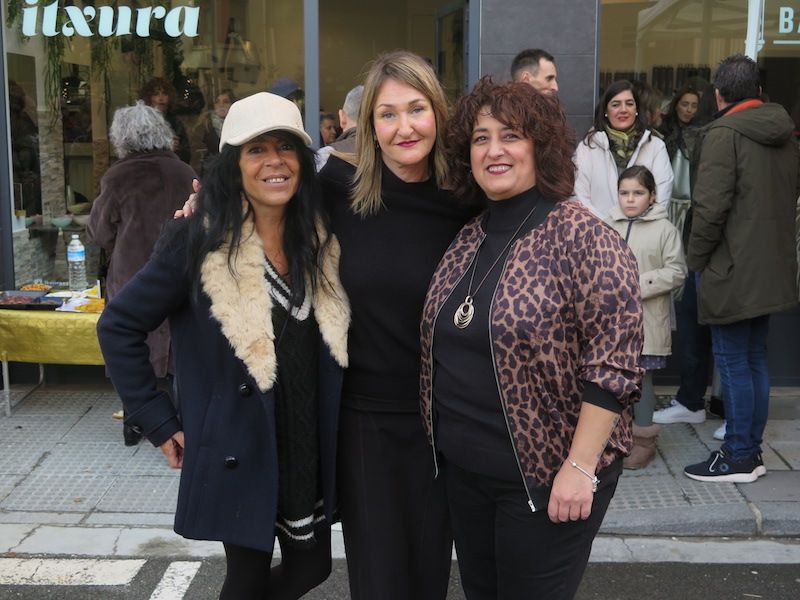 La fiesta de reapertura de la peluquería Itxura de Zumarraga