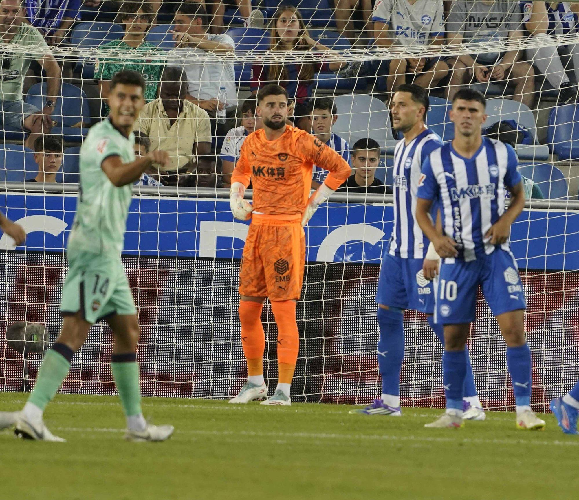 En imágenes: Así está siendo el debut liguero del Alavés contra el Levante