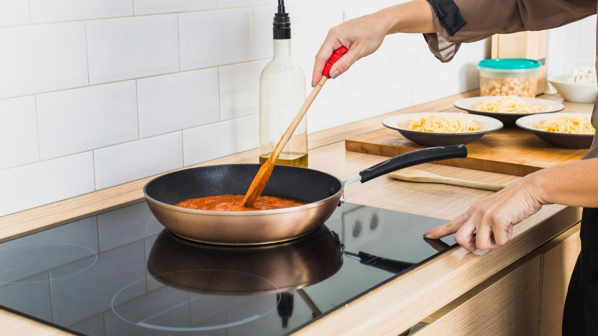 Una persona cocinando