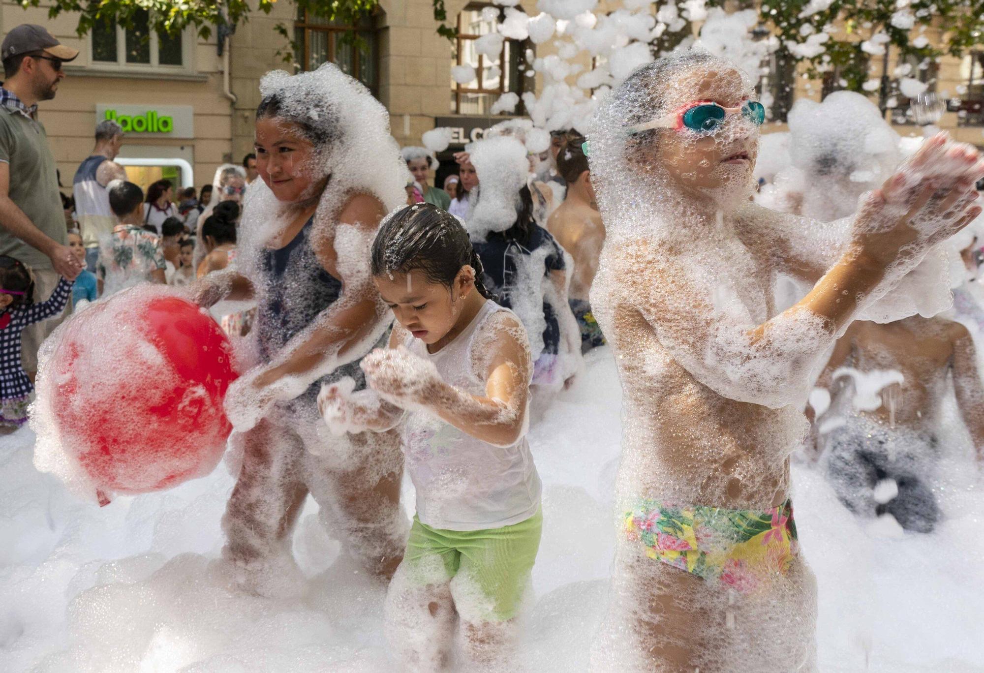 En imágenes: ¡Un baño de espuma refresca a los más txikis!