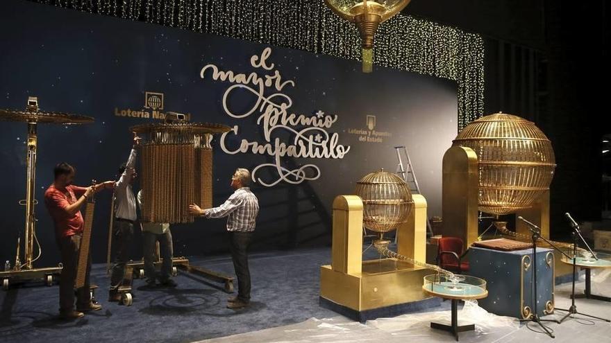 Un momento de la cuelga y exposición de los números para el tradicional sorteo de la Lotería de Navidad.