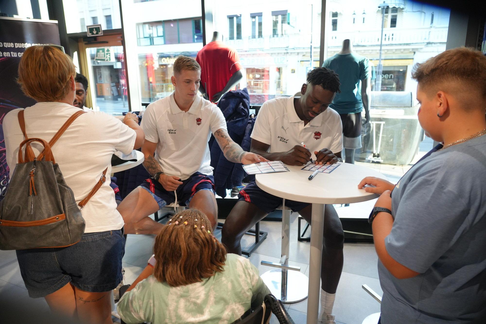 En imágenes: El Baskonia se da un baño de masas en la firma de autógrafos