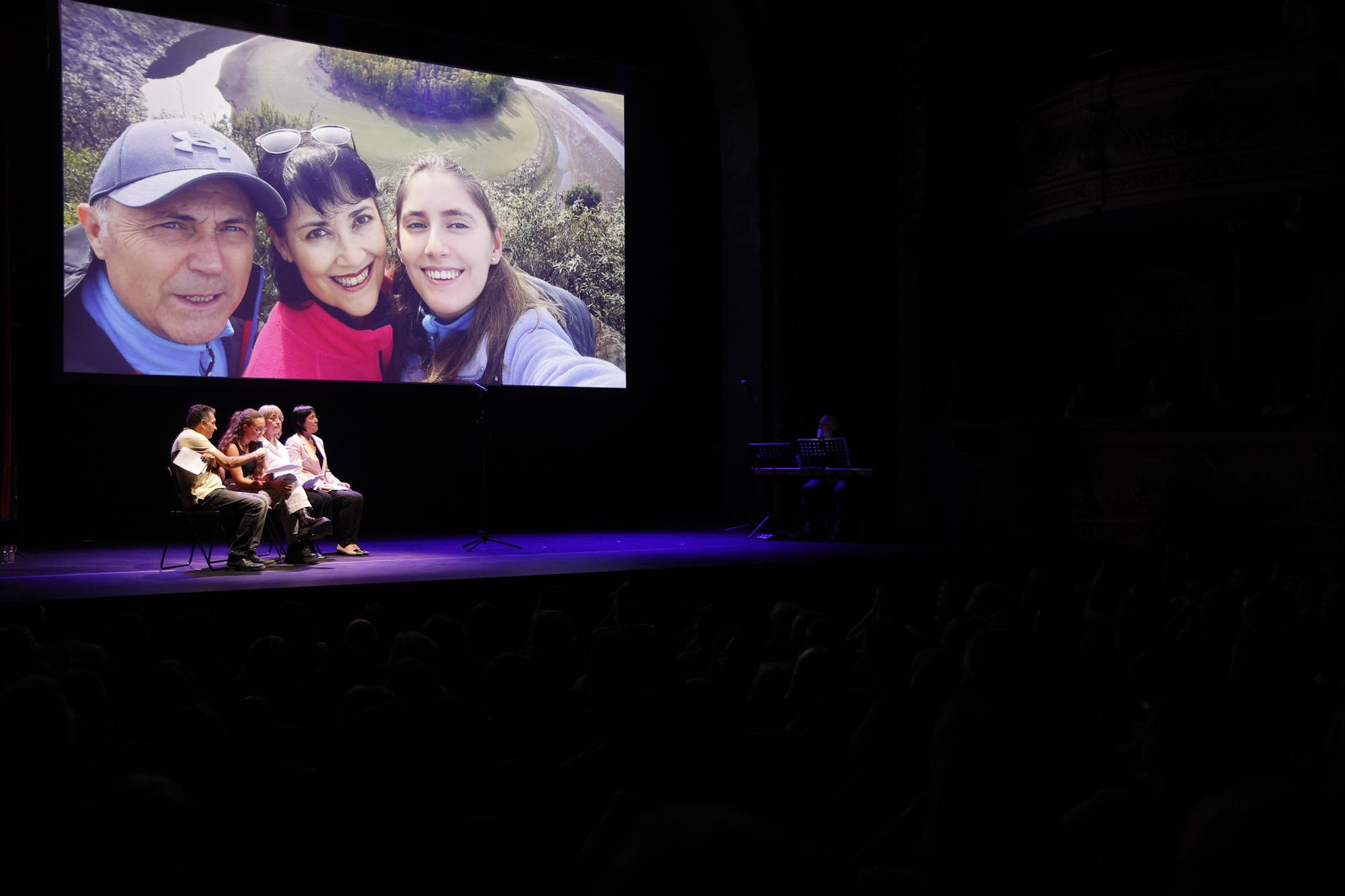 Las asociaciones de víctimas de la dana llenan un teatro de música y poesía para homenajear a sus fallecidos