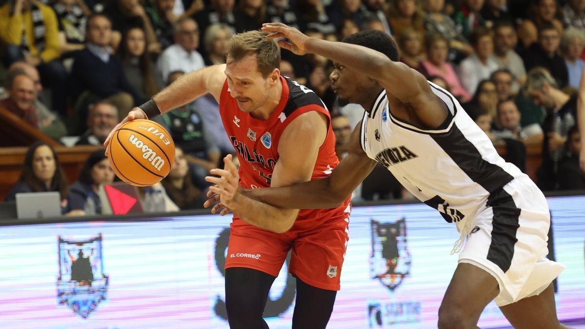 Zoran Dragic penetra a canasta en el encuentro frente al Prievidza.