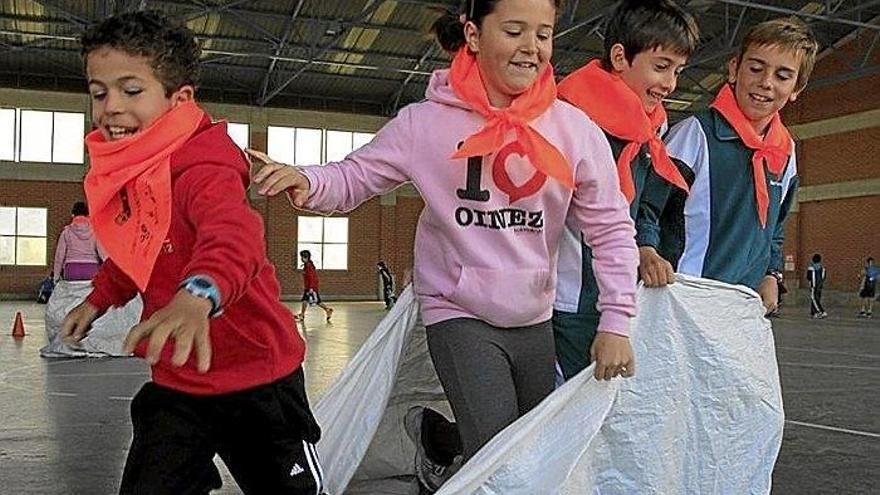 Algunos miembros del equipo con pañuelo naranja, saltando con un saco.