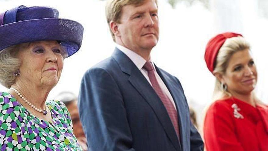 La reina Beatriz de Holanda, junto a hijo, el príncipe heredero Guillermo Alejandro y su esposa Máxima Zorreguieta.