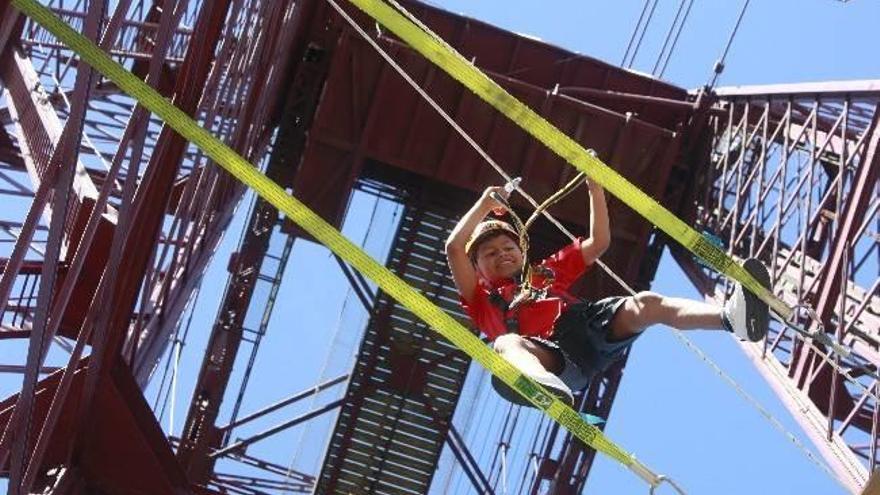 Actividad de &#039;goming&#039; en el Puente Colgante.