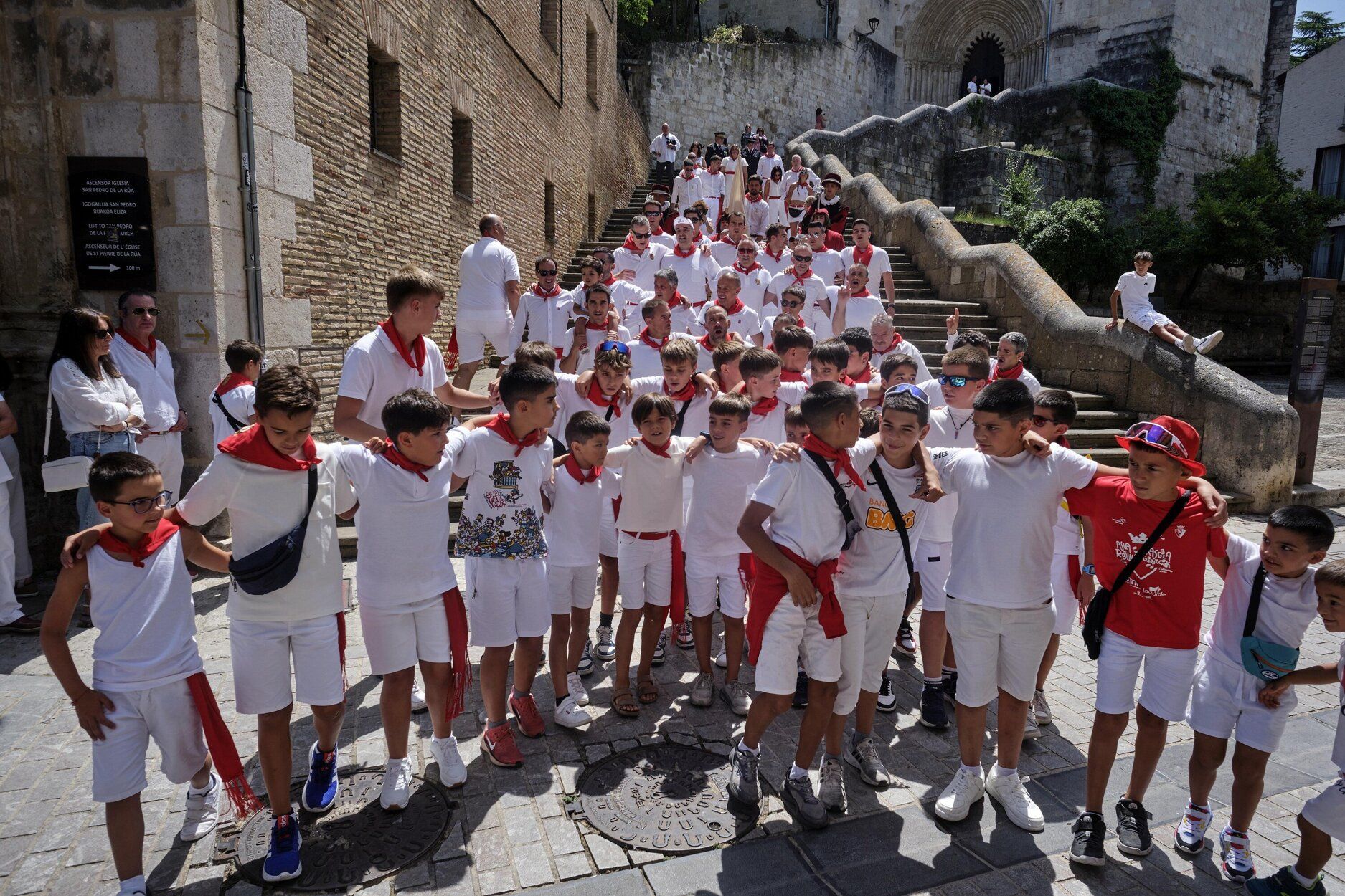 Fotos de la procesión y la pañuelada de este domingo en fiestas de Estella-Lizarra