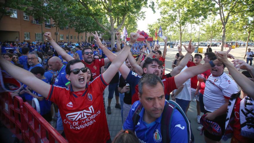La afición de Osasuna arropa a los jugadores en su llegada al estadio de Getafe