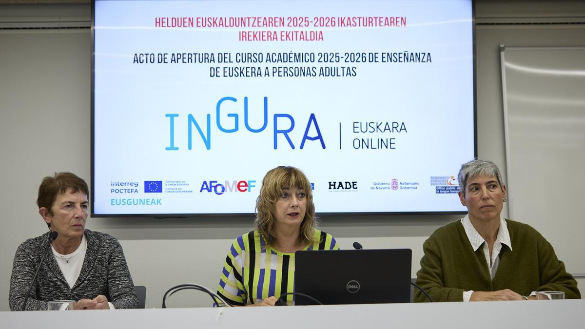 De izquierda a derecha:  Eskarne Lopetegi Zalakain; la vicepresidenta Ana Ollo; y Paula Kasares.