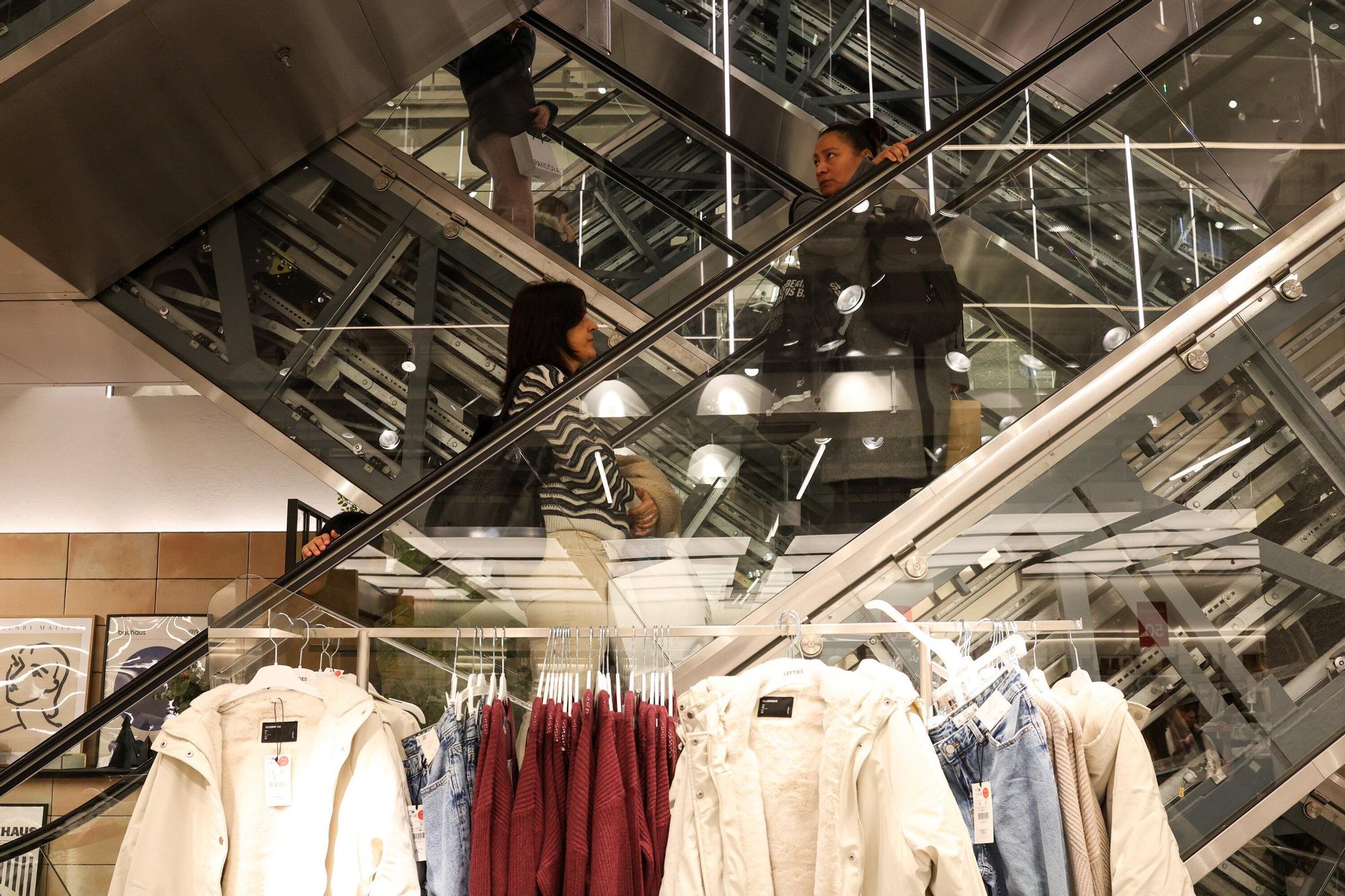 En imágenes: Los bilbainos se echan a la calle por el Black Friday