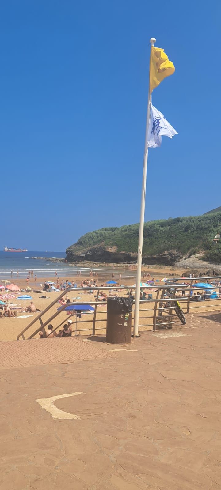 La playa de La Arena está muy concurrida.