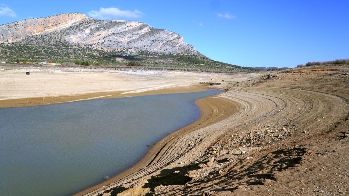 Vista de un embalse en Málaga prácticamente seco.