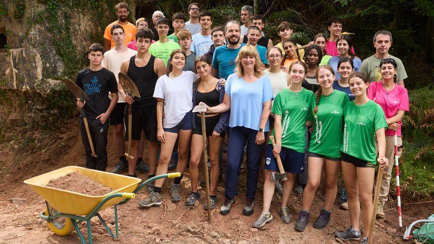 Medio centenar de jóvenes trabajan en el campamento juvenil que localiza y recupera búnkeres del franquismo en Bera