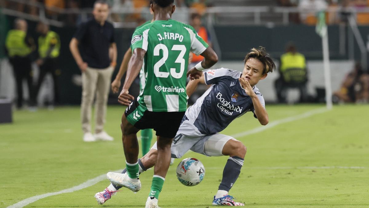 Take Kubo, frente a Junior Firpo