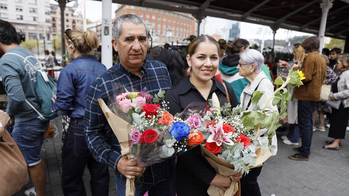 Ferray y Melvahan comprado varios ramos de flores, en los que predominan las rosas.