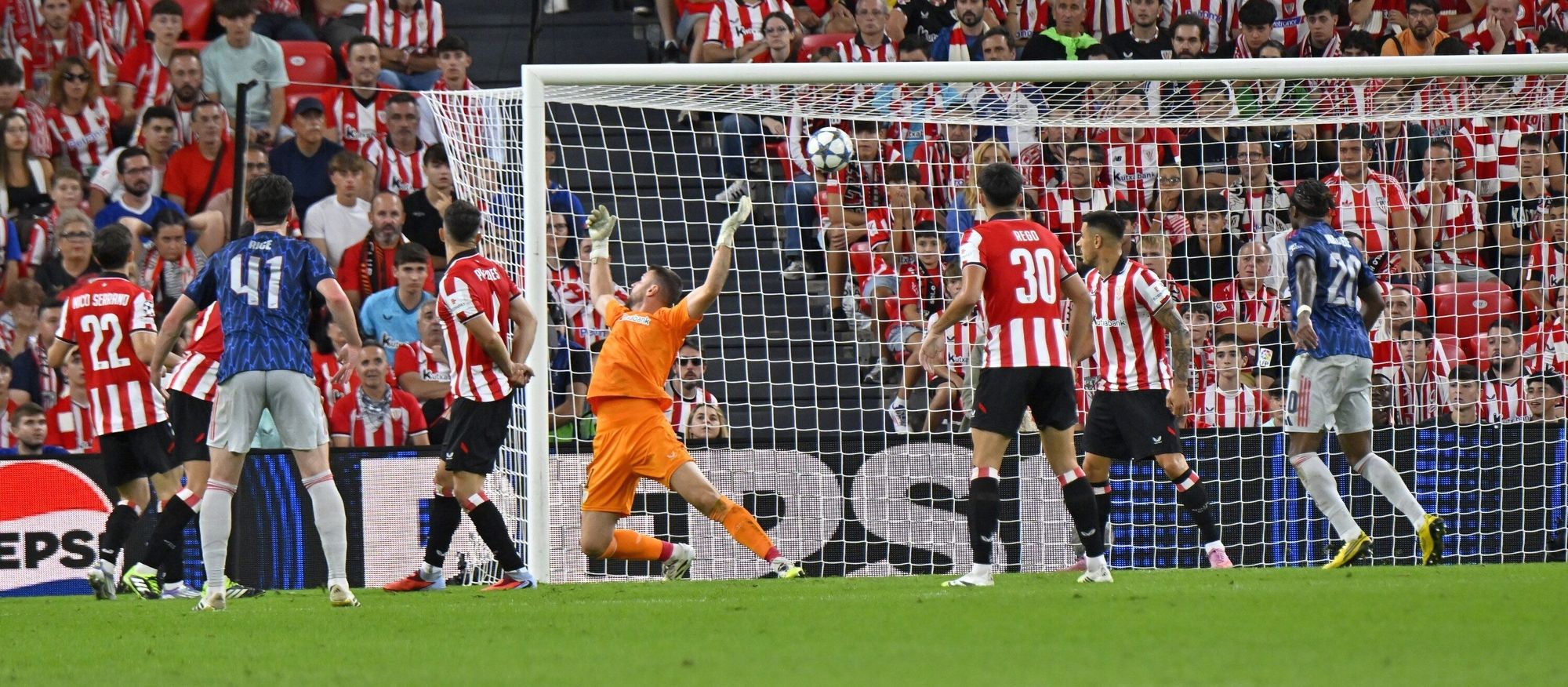 Martinelli, tras una gran jugada por banda izquierda, asistió a Trossard, que mandaría el balón al fondo de la red a tres minutos del final, momento que recoge la imagen.