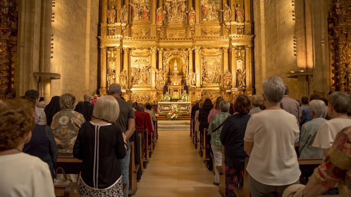 Iñigo Michelena oficiando su primera misa en la iglesia de Santa María del Juncal / Bixen Vergara