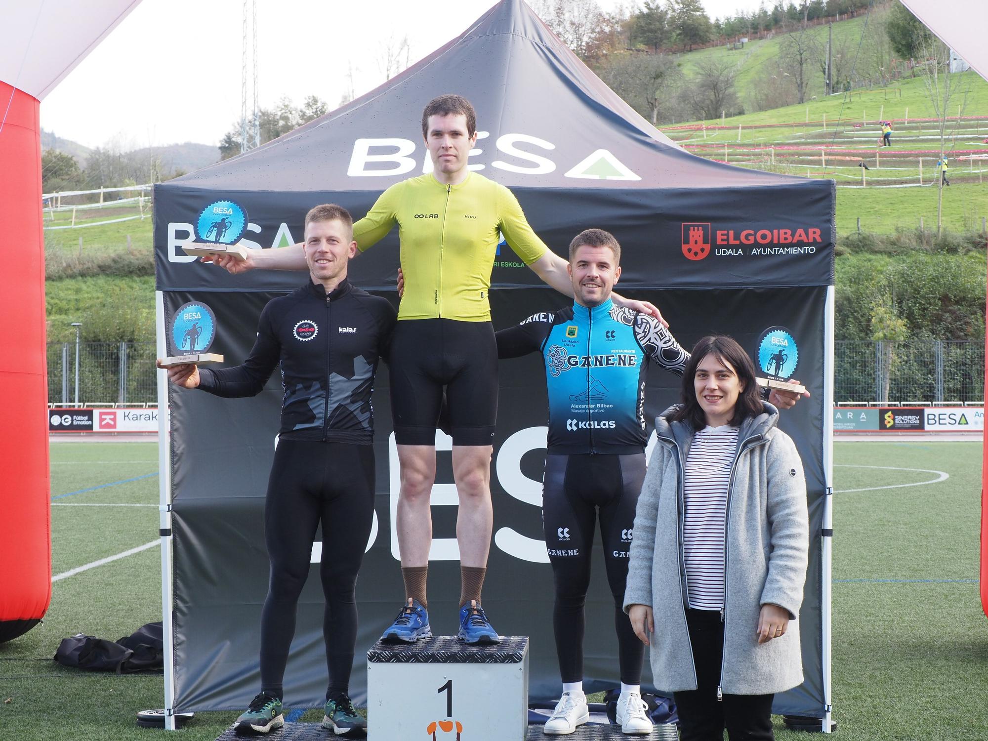 El barro se sumó al espectáculo de ciclocross en Elgoibar