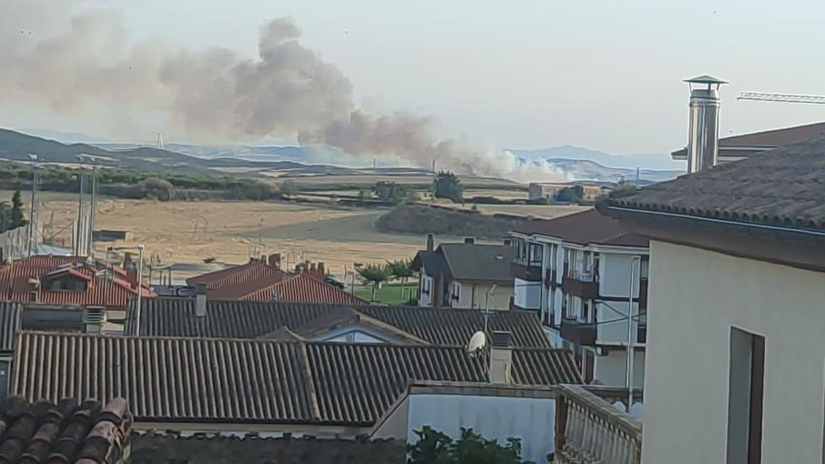 Columna de humo visible desde Artajona.