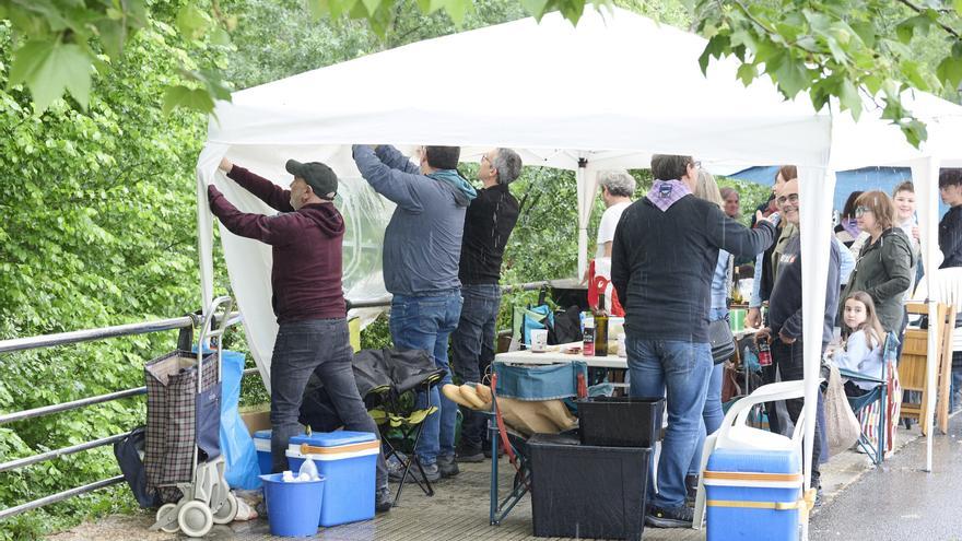 Los calderetes de la Txantrea, a cubierto por la lluvia