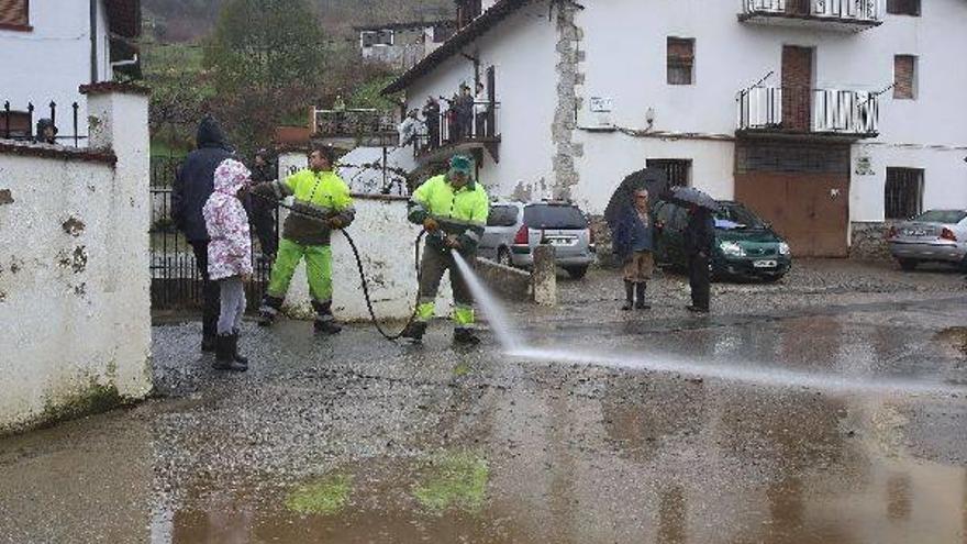 El servicio de limpieza trabaja en Okendotegi bidea, una de las zonas más dañadas, después de despejar Donostia y Ergobia.