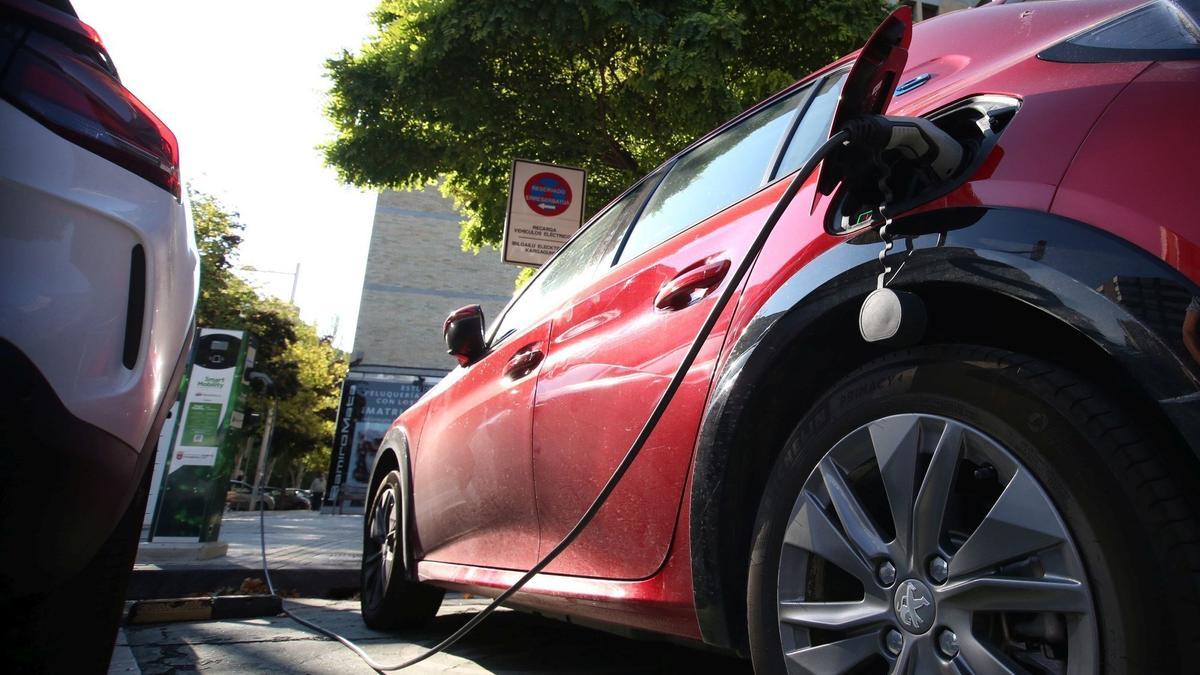 Un coche eléctrico cargándose en uno de los puntos de recarga de Pamplona.