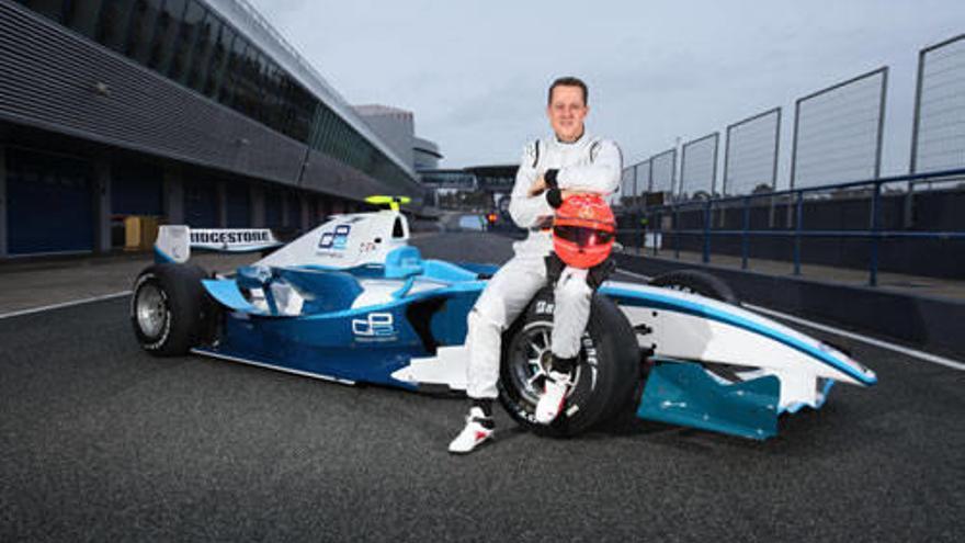 Michael Schumacher posa en Jerez con un casco de Mercedes.