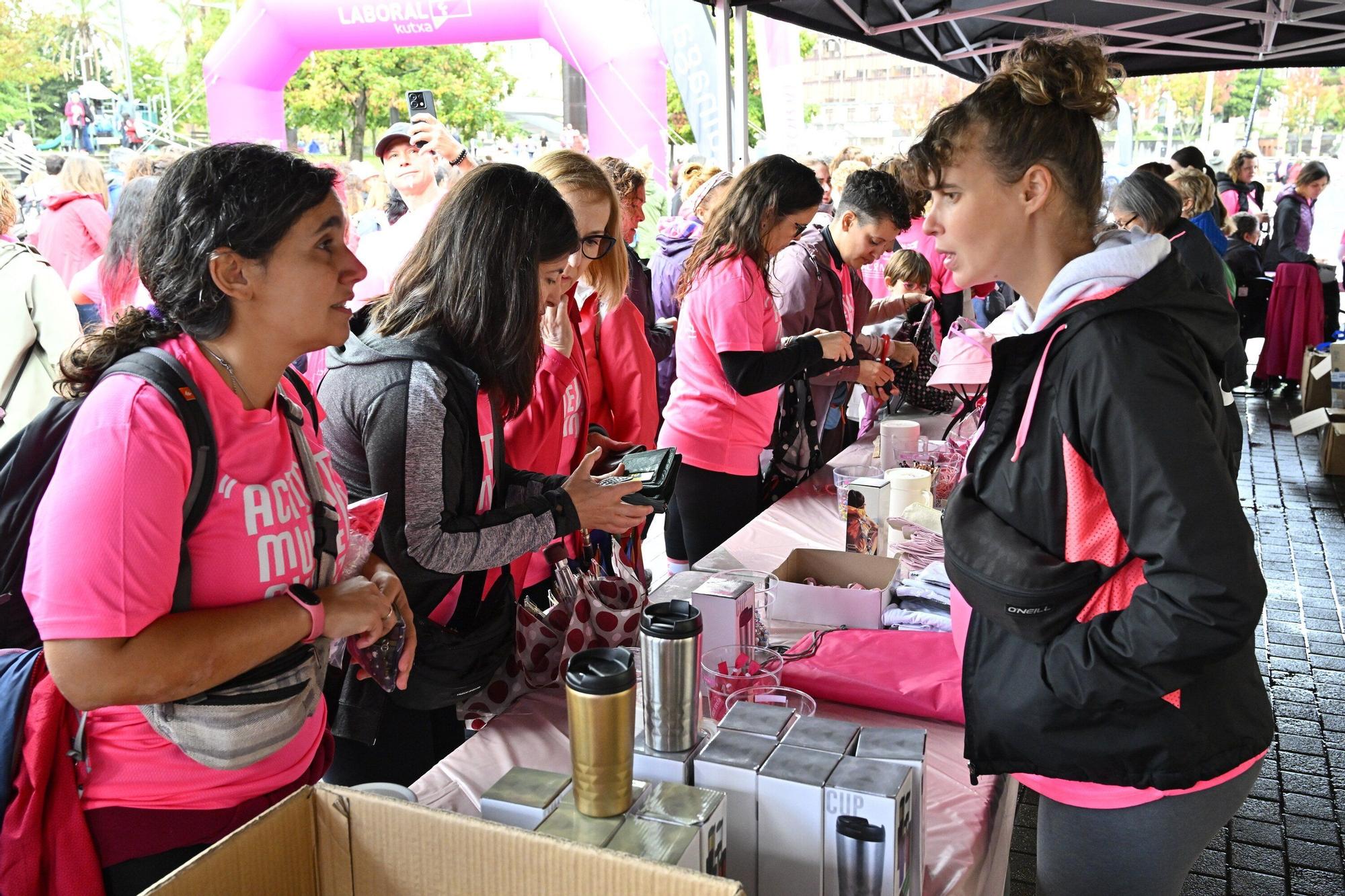 En imágenes: los paraguas tiñen la marea rosa de Bilbao