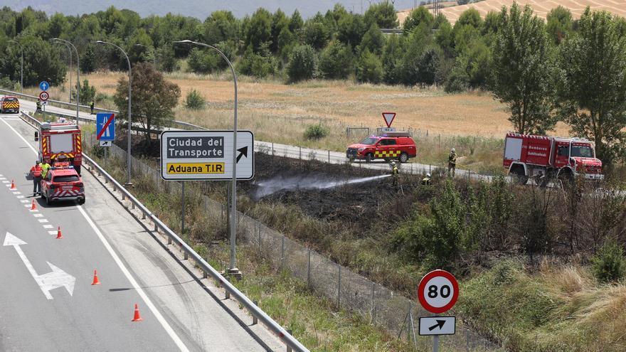 Sofocado un incendio de vegetación junto a la AP-15 en Imárcoain