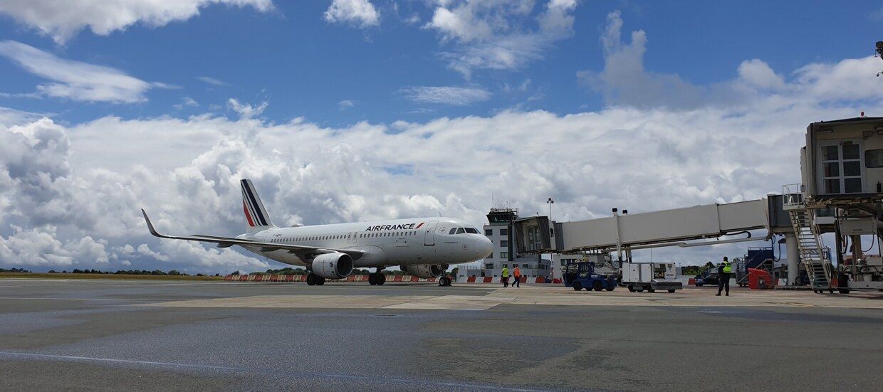Un avión, en el aeropuerto de Biarritz