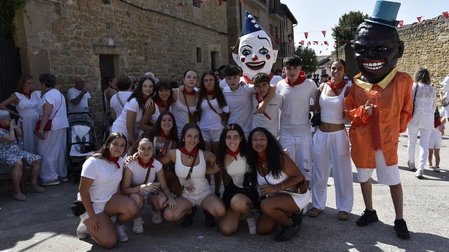 Beire se tiñe de blanco y rojo