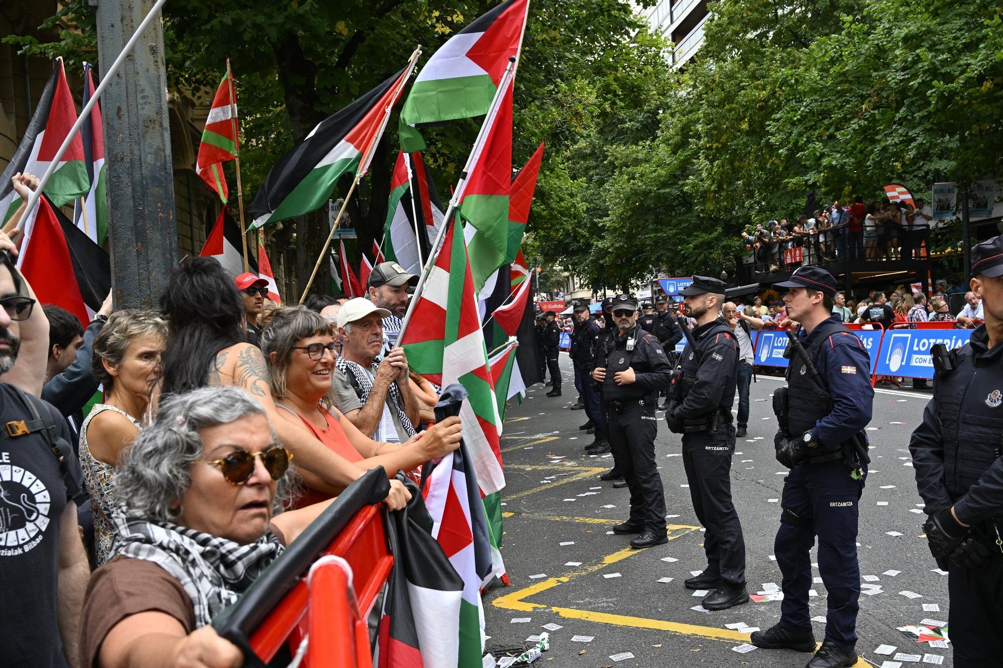 En imágenes: protesta contra el Israel al paso de la La Vuelta por Bilbao
