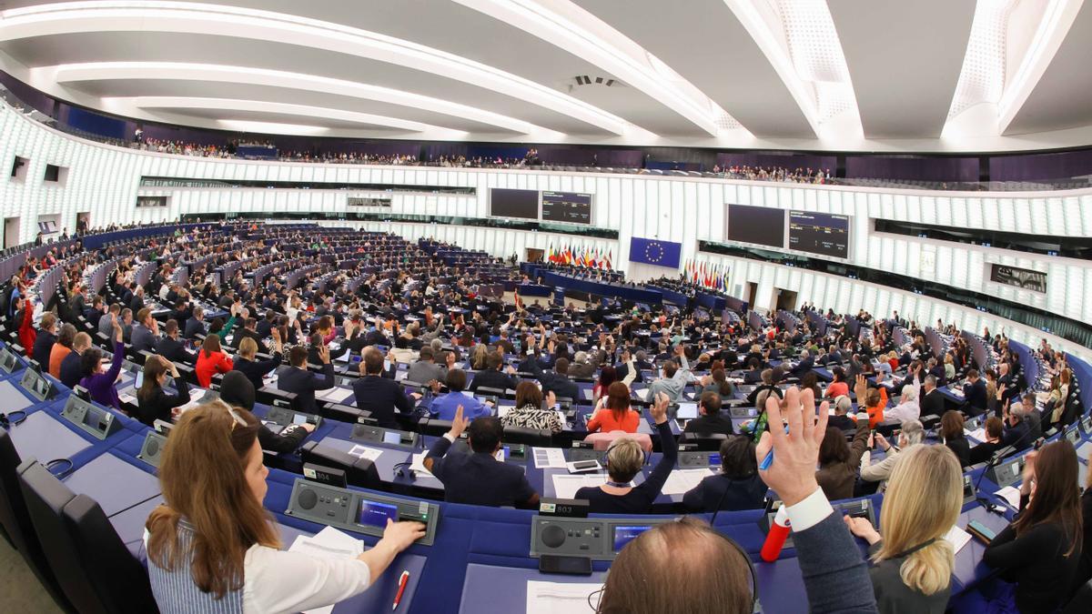 Los eurodiputados votan durante una sesión plenaria del Parlamento Europeo.