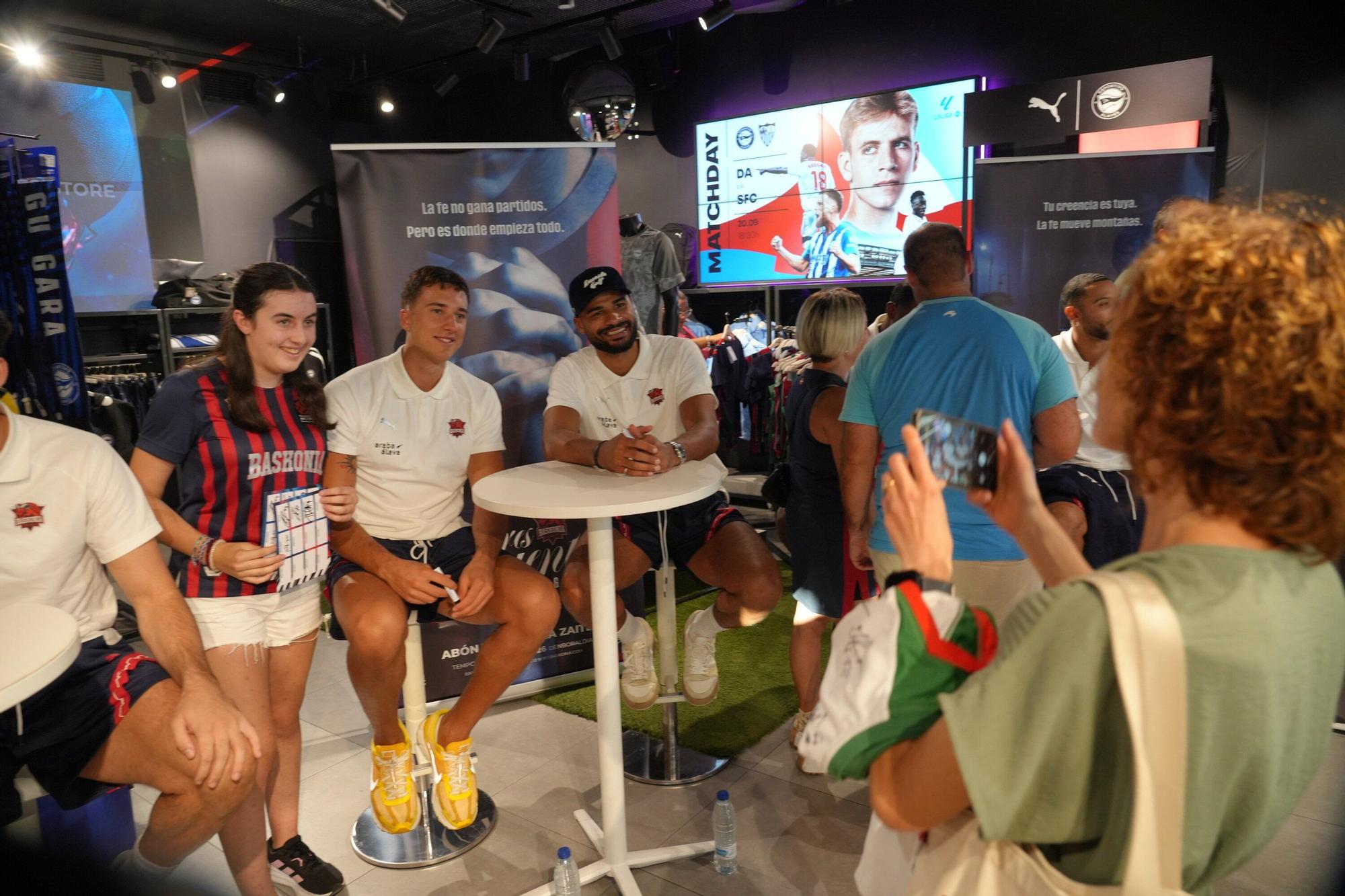 En imágenes: El Baskonia se da un baño de masas en la firma de autógrafos
