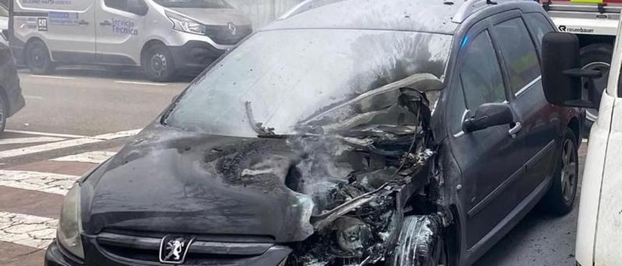 Arde un vehículo junto a un tanatorio en Tudela