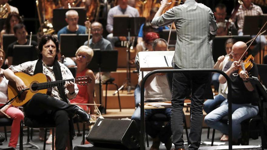 Momento del ensayo del guitarrista de flamenco José Manuel Cañizares junto a la Orquesta Sinfónica de Navarra