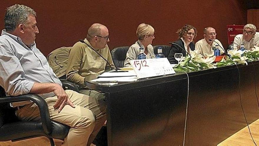 Asirón, Floren Aoiz, escritor e historiador; Idoia Arrieta, doctora en Historia; la moderadora Txaro Arteaga, exdirectora de Emakunde; Luis María Martínez Garate, escritor y miembro de Nabarralde y Joseba Santamaría, director de DIARIO DE NOTICIAS. Foto: