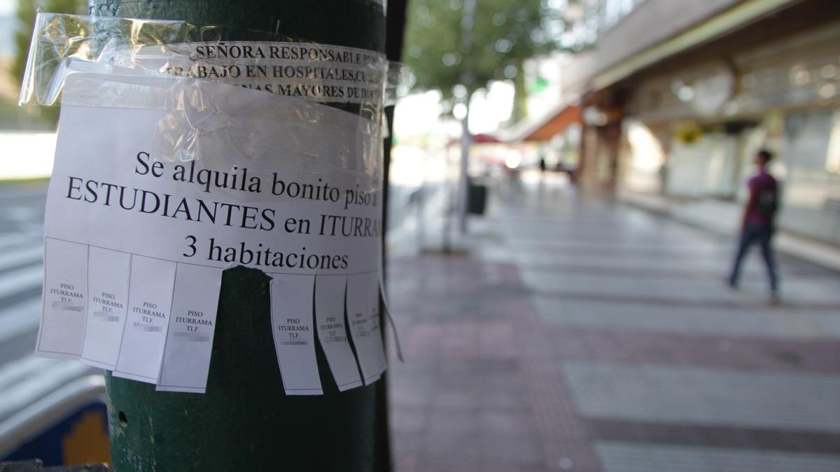 Cartel que oferta piso de alquiler para estudiantes universitarios.