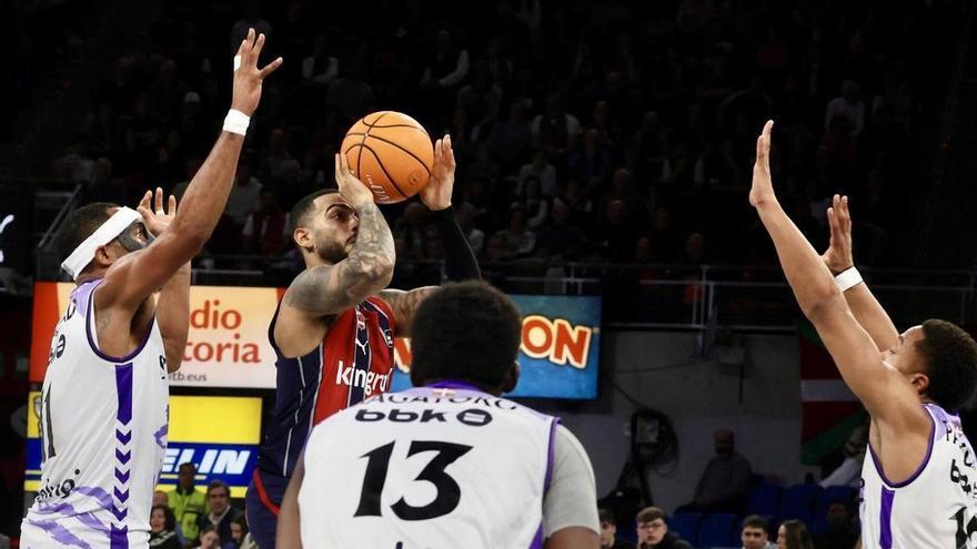 El Baskonia se da un festín histórico en el derbi