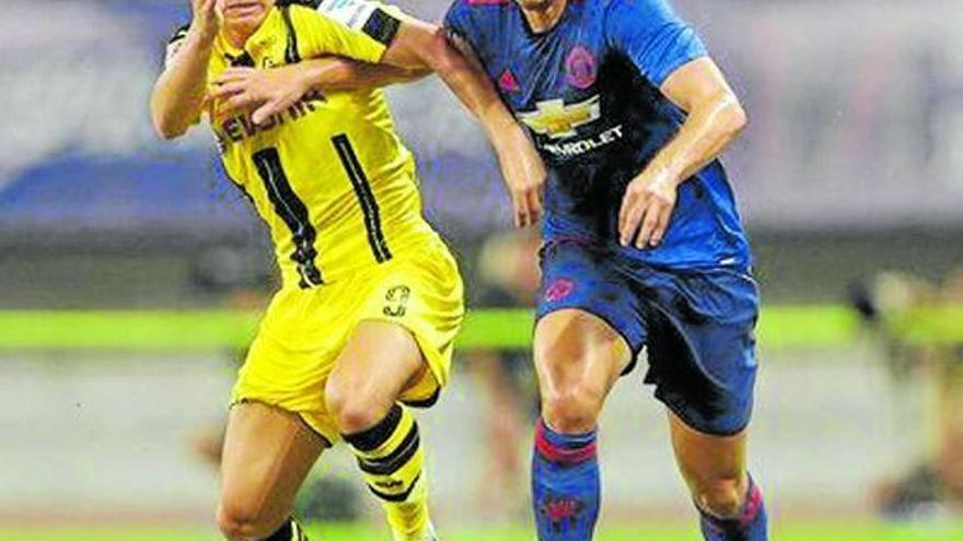 Emre Mor presiona a Januzaj durante el Dortmund-United de la pretemporada de 2016. Emre Mor presiona a Januzaj durante el Dortmund-United de la pretemporada de 2016.
