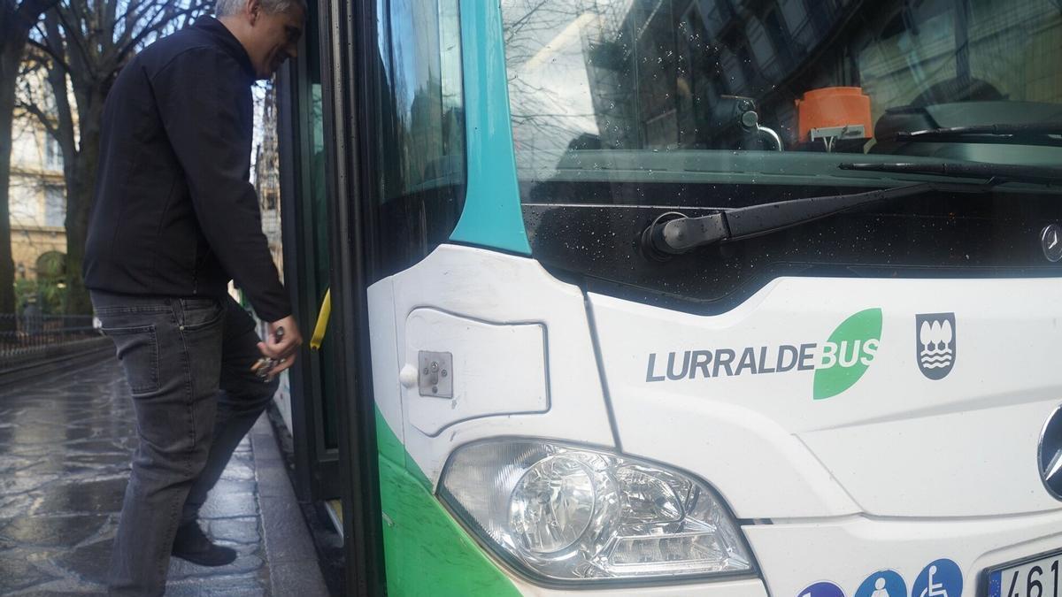 Un autobús de Lurraldebus, en foto de archivo. / Ruben Plaza