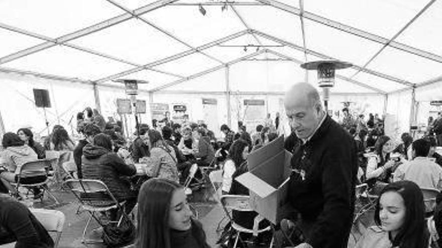 Etzi jasoko dute Anton Abadia saria mintzalaguna ekimenaren sortzaileek